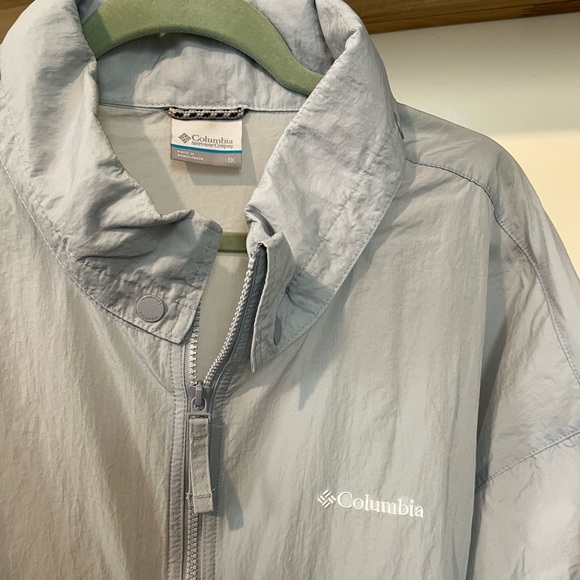 Columbia windbreaker jacket! Size 1X. Excellent condition. Optional hood - Picture 3 of 7